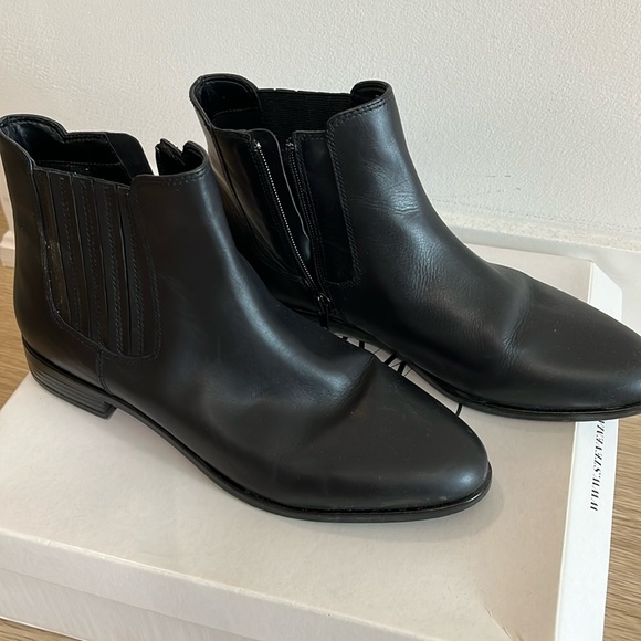 Steve Madden Black Leather Bootie for Fall. Like new! - Picture 1 of 5